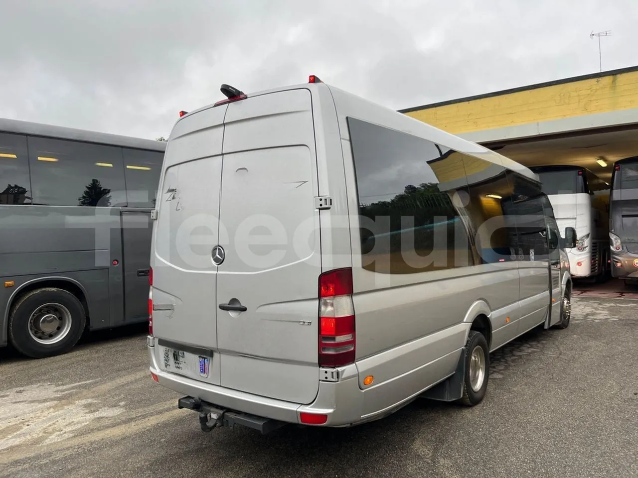 Mercedes-Benz Sprinter Bus prestige - EUR6 - 140kW - 7.765m - 3/4 right rear doors closed