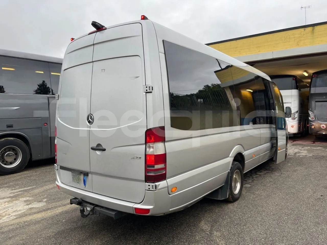Mercedes-Benz Sprinter Bus prestige - EUR6 - 140kW - 7.765m - 3/4 right rear doors open