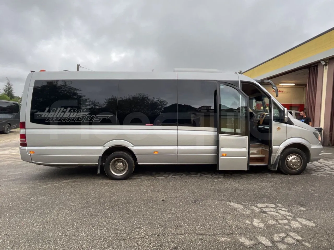 Mercedes-Benz Sprinter Bus prestige - EUR6 - 140kW - 7.765m - right side doors open
