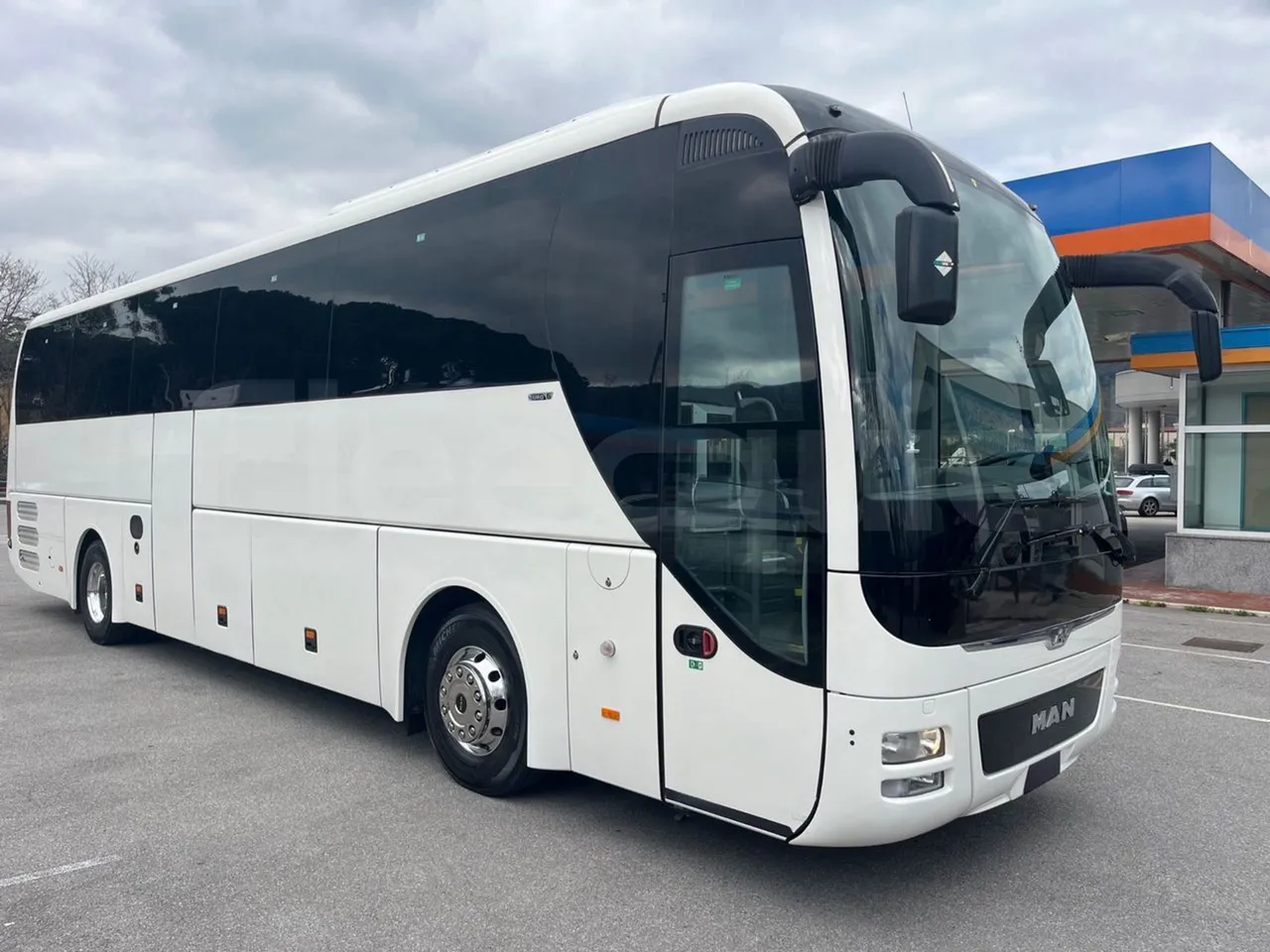 Man Lion's Coach R 07 - Euro 6 - 324 kW - 12 mt - 3/4 front right doors