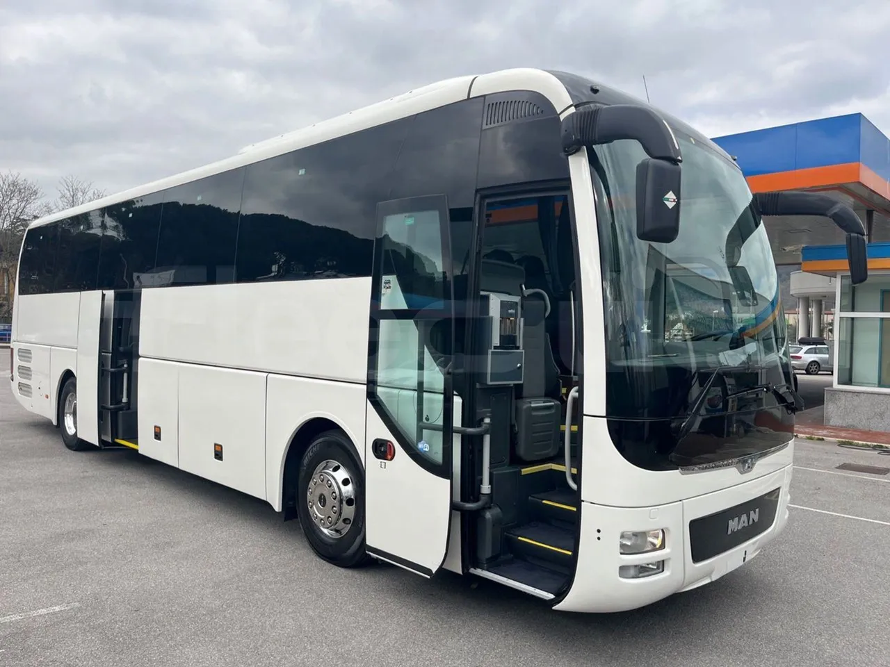 Man Lion's Coach R 07 - Euro 6 - 324 kW - 12 mt - 3/4 right front doors open