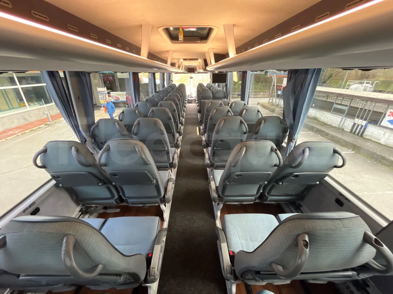 Man Lion's Coach R 07 - Euro 6 - 324 kW - 12 mt - forward view middle aisle