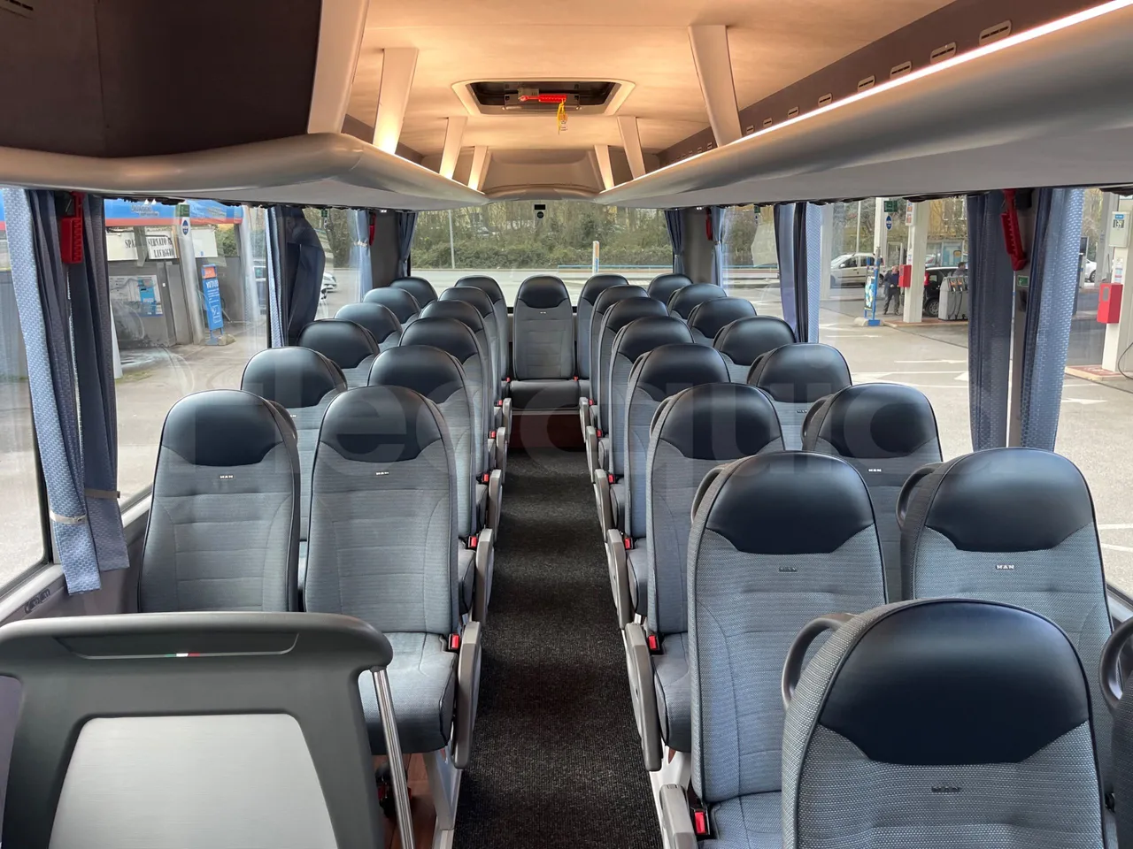 Man Lion's Coach R 07 - Euro 6 - 324 kW - 12 mt - reverse view middle aisle