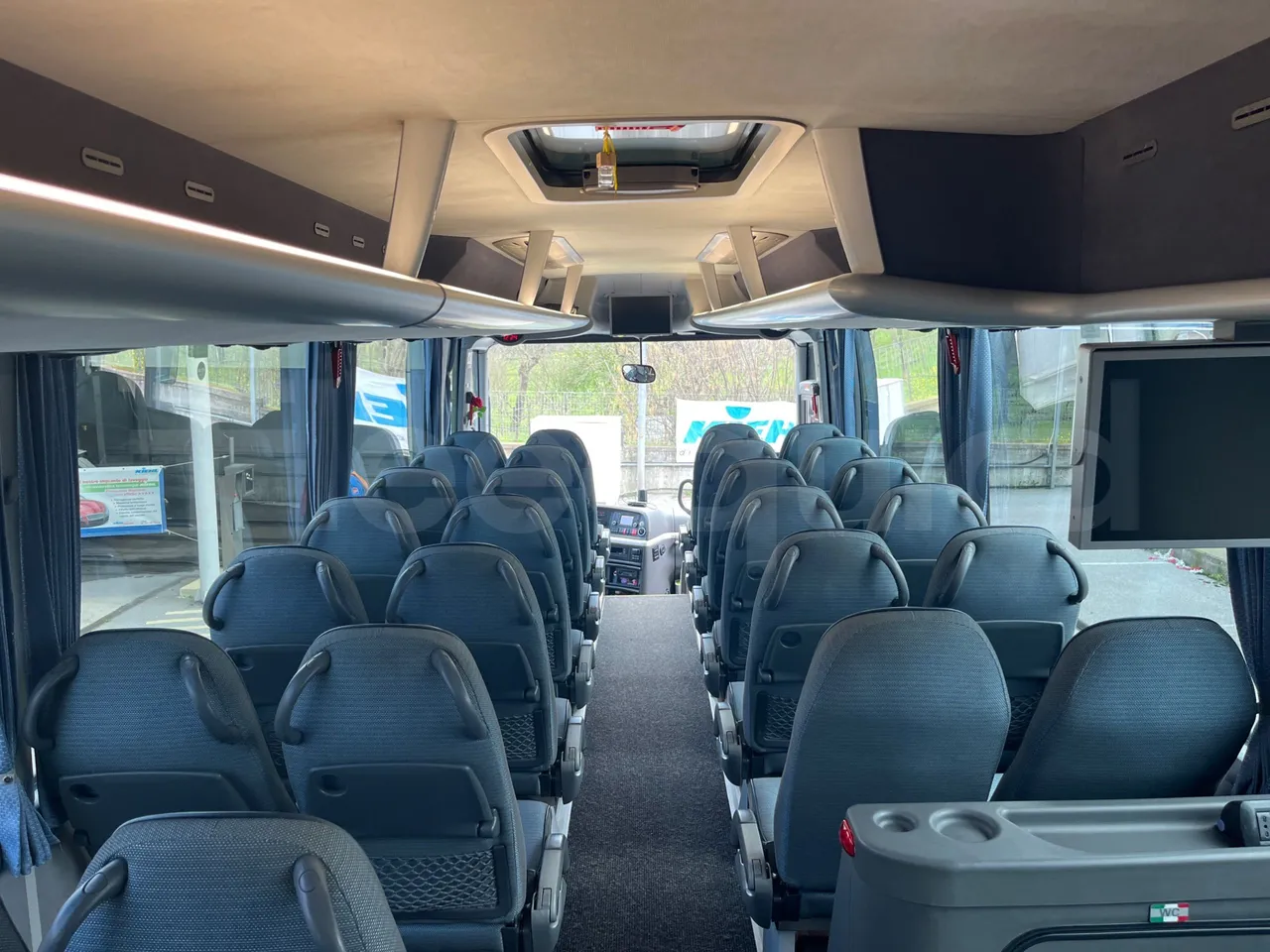 Man Lion's Coach R 07 - Euro 6 - 324 kW - 12 mt - forward view all seats last row height