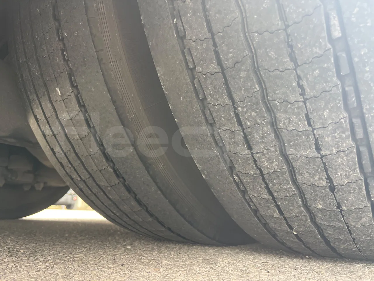 Man Lion's Coach R 07 - Euro 6 - 324 kW - 12 mt - tread condition front tires left