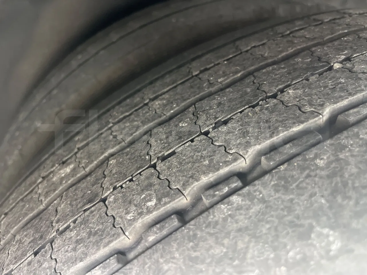 Man Lion's Coach R 07 - Euro 6 - 324 kW - 12 mt - tread condition second axle tires left