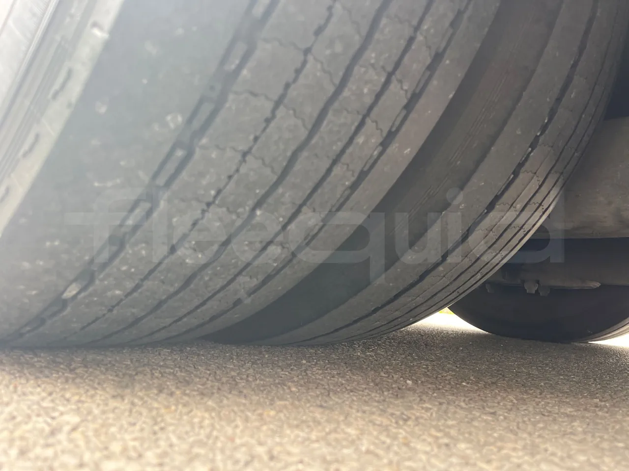 Man Lion's Coach R 07 - Euro 6 - 324 kW - 12 mt - tread condition second axle tires right