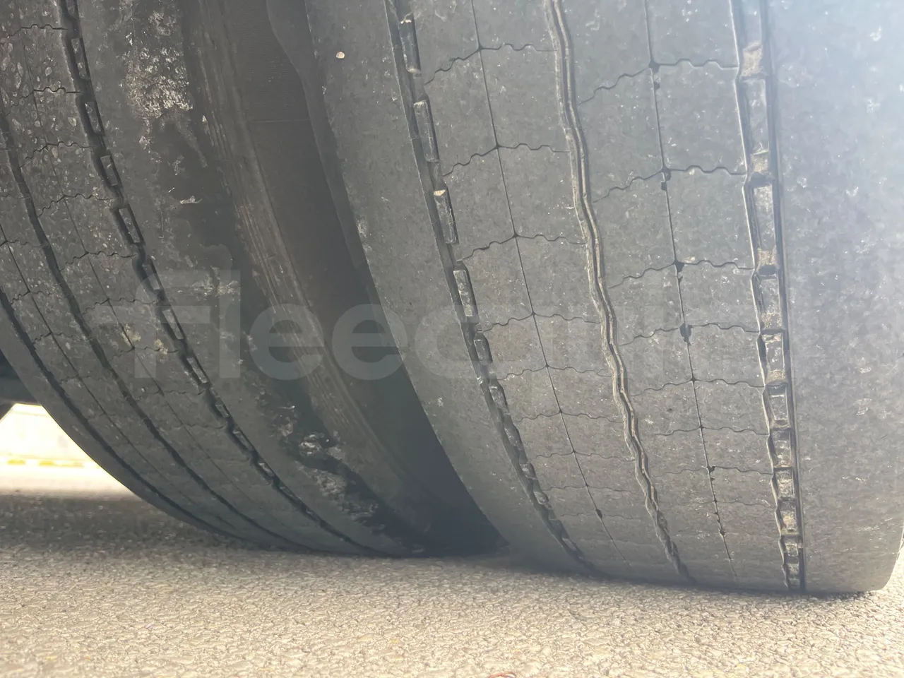 Man Lion's Coach R 07 - Euro 6 - 324 kW - 12 mt - tread condition third axle tires left