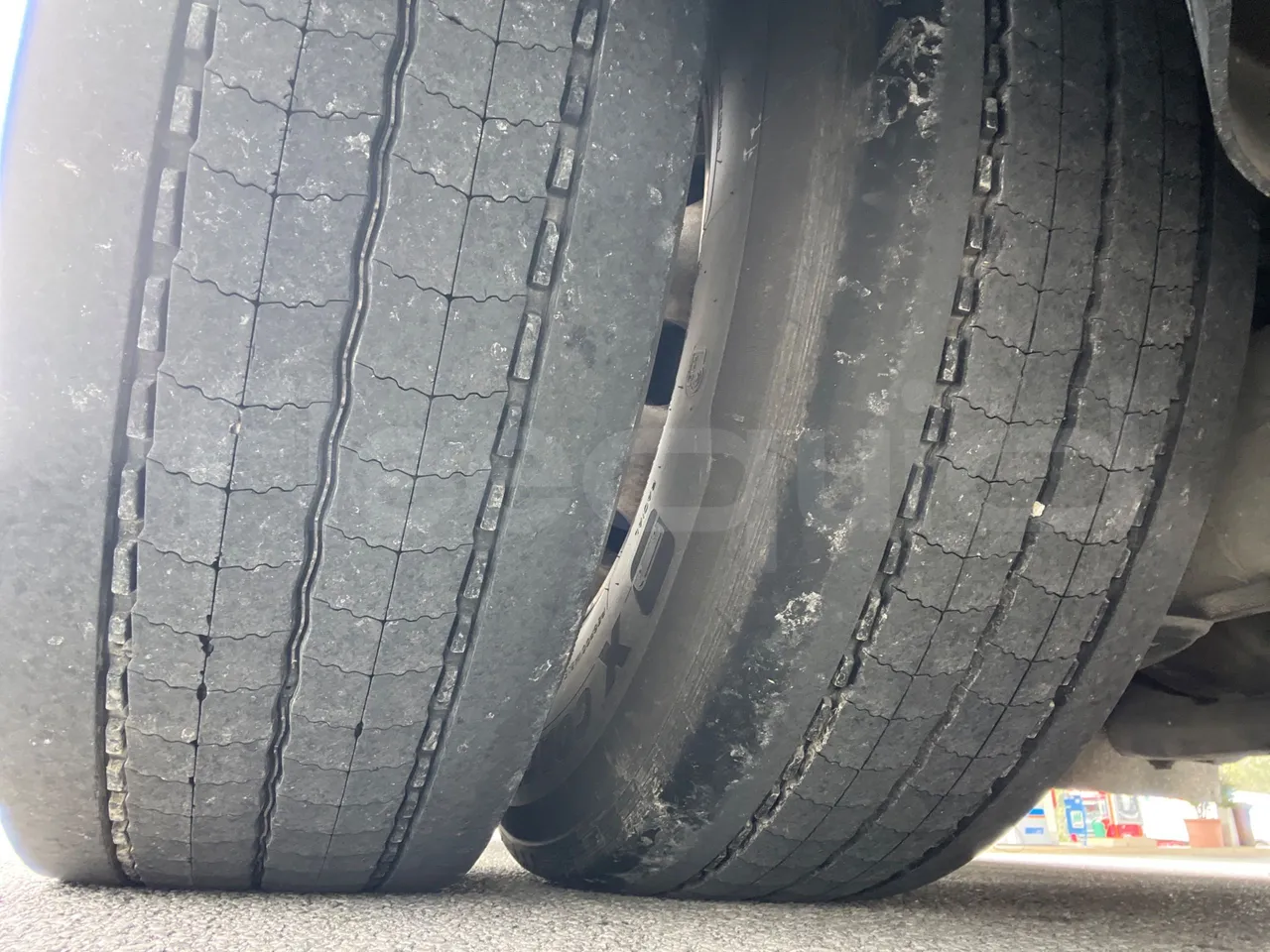 Man Lion's Coach R 07 - Euro 6 - 324 kW - 12 mt - tread condition third axle tires right