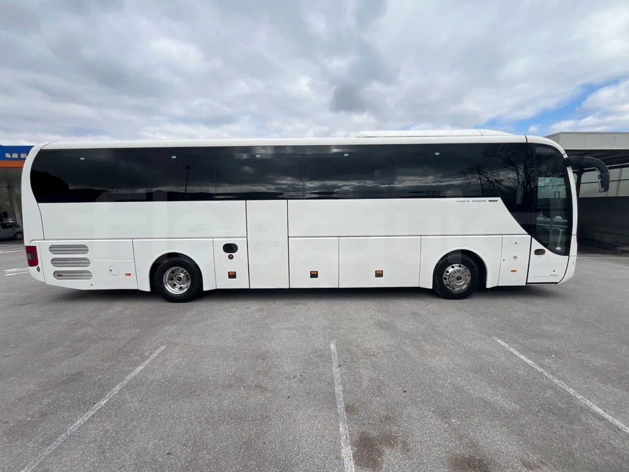 Man Lion's Coach R 07 - Euro 6 - 324 kW - 12 mt - right side doors closed