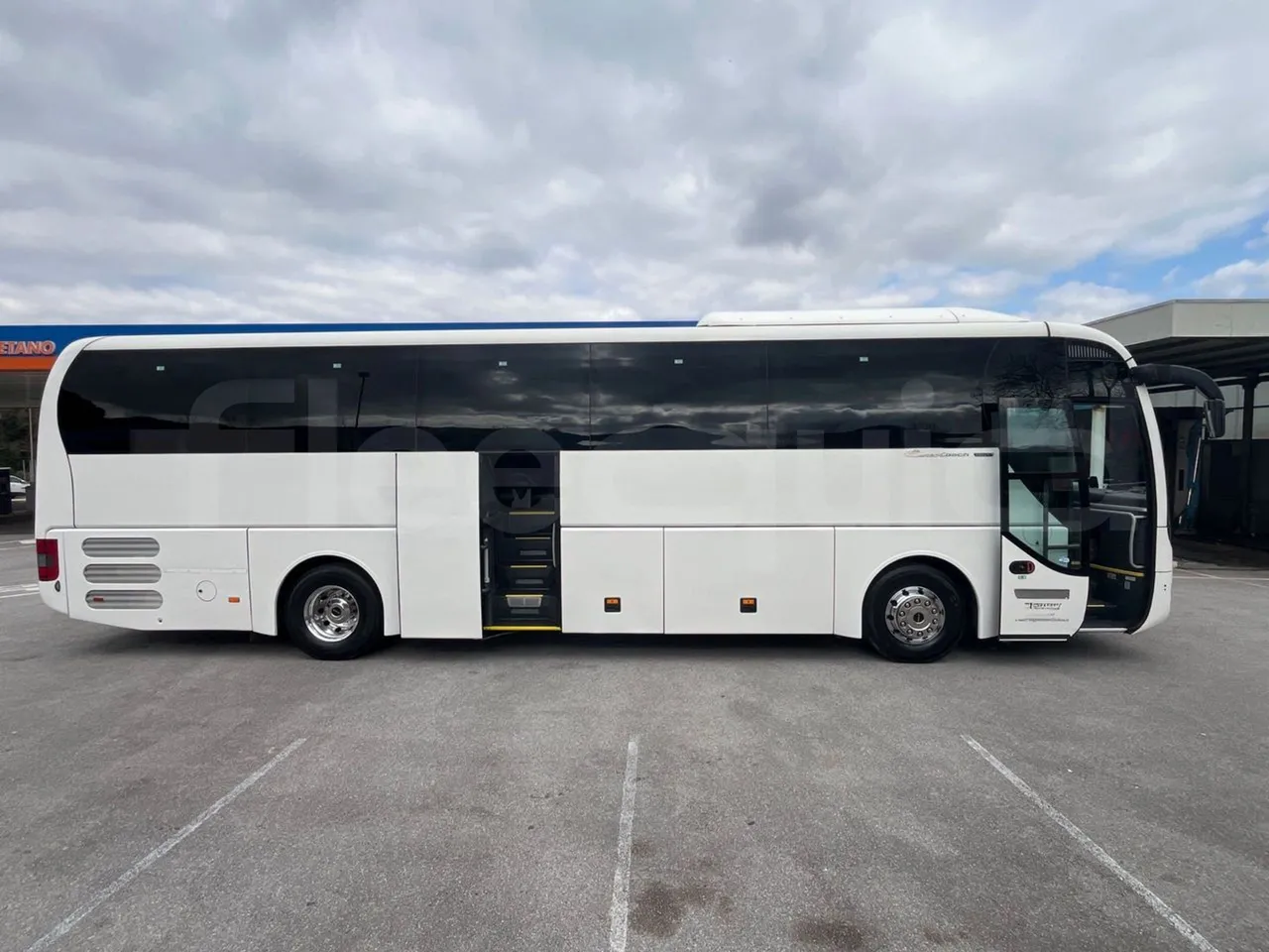 Man Lion's Coach R 07 - Euro 6 - 324 kW - 12 mt - right side doors open