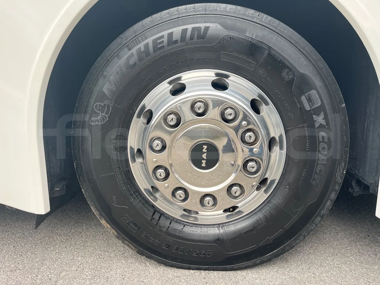 Man Lion's Coach R 07 - Euro 6 - 324 kW - 12 mt - front left tire measurements