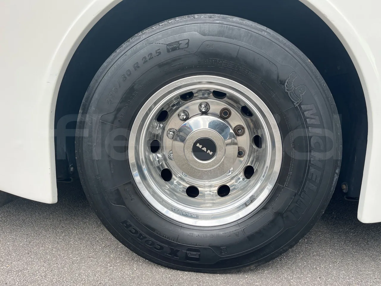 Man Lion's Coach R 07 - Euro 6 - 324 kW - 12 mt - rear left tire photo