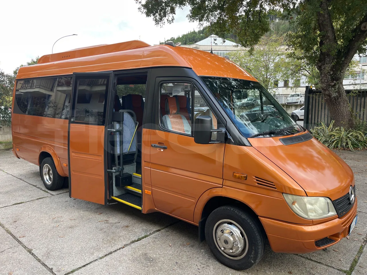 Mercedes-Benz Sprinter AGMB 416CDI/ Euro 3 - 115kW - 6.995 Mt - 3/4 right front doors open