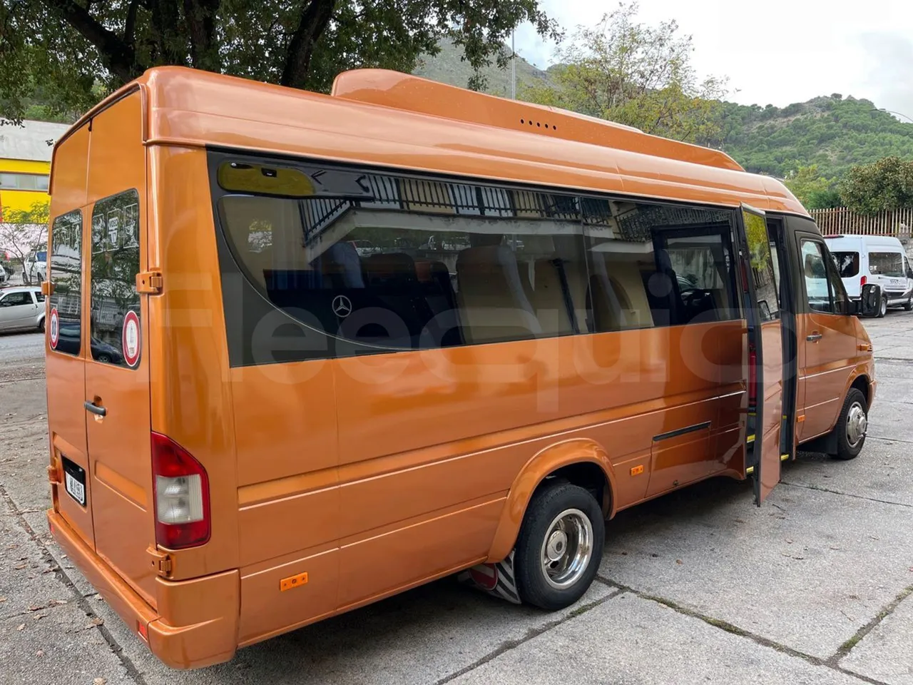 Mercedes-Benz Sprinter AGMB 416CDI/ Euro 3 - 115kW - 6.995 Mt - 3/4 right rear doors open