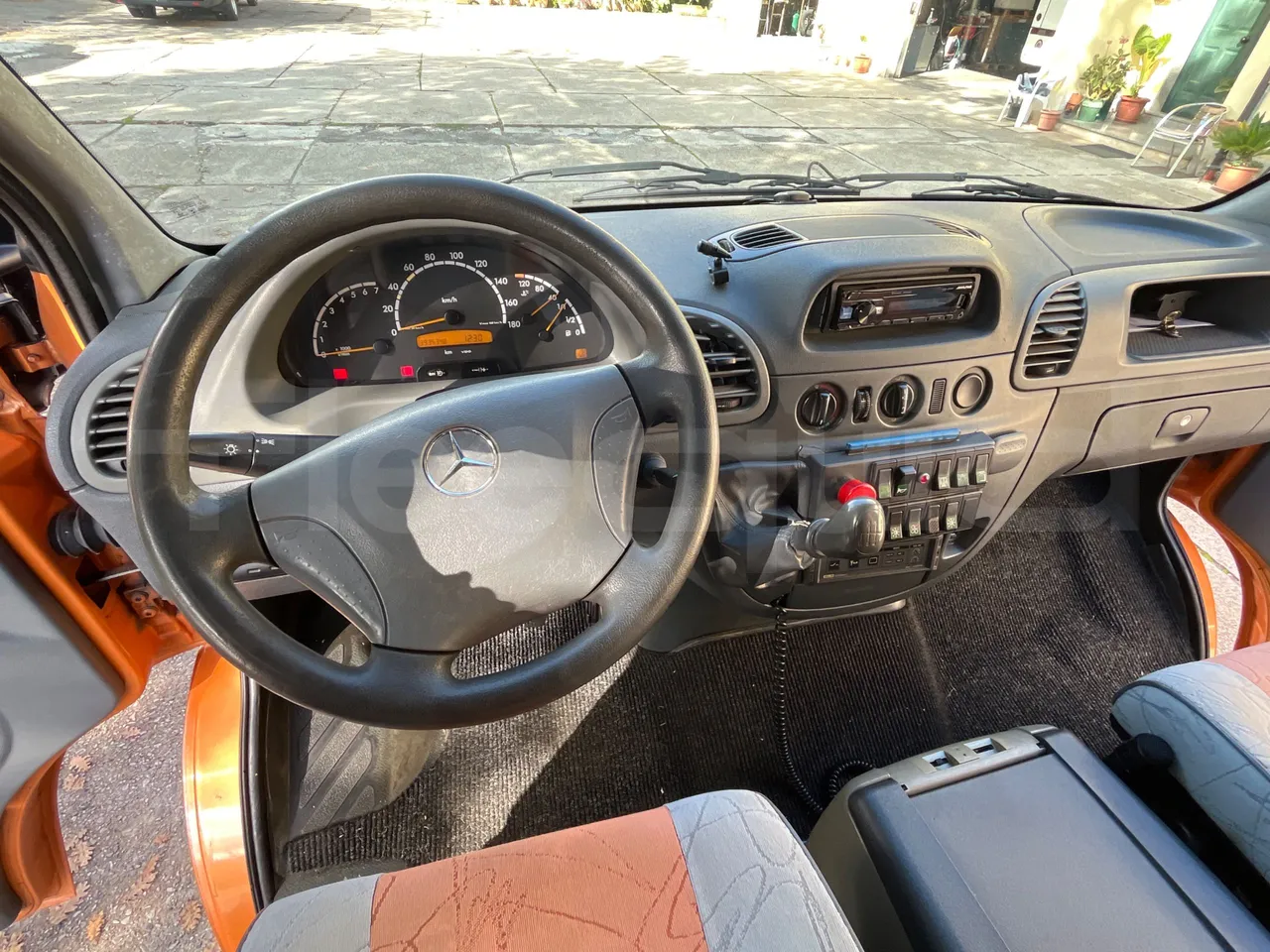 Mercedes-Benz Sprinter AGMB 416CDI/ Euro 3 - 115kW - 6.995 Mt - buttons panels on