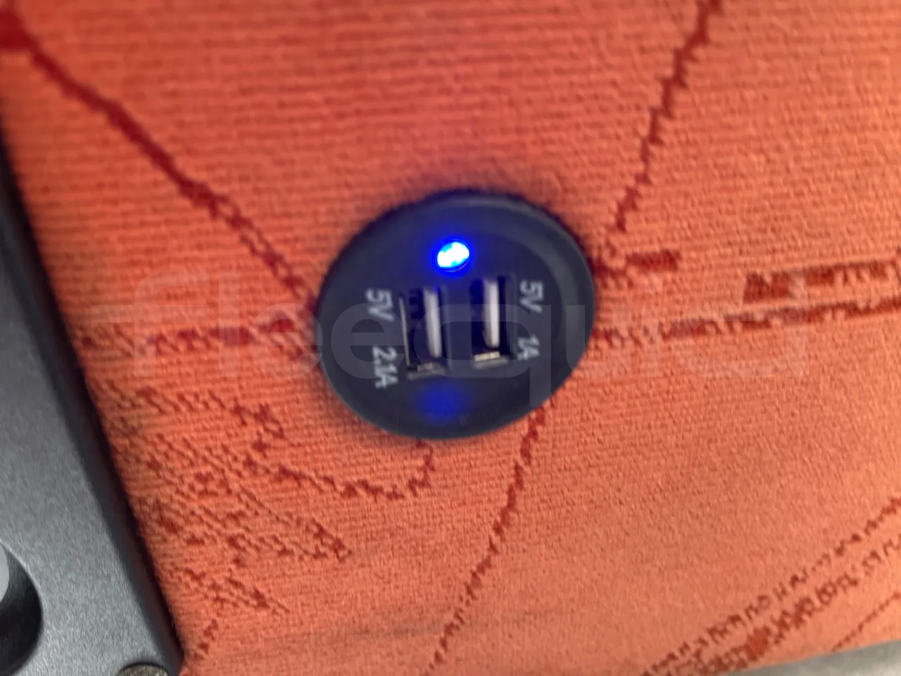 Mercedes-Benz Sprinter AGMB 416CDI/ Euro 3 - 115kW - 6.995 Mt - usb charging detail