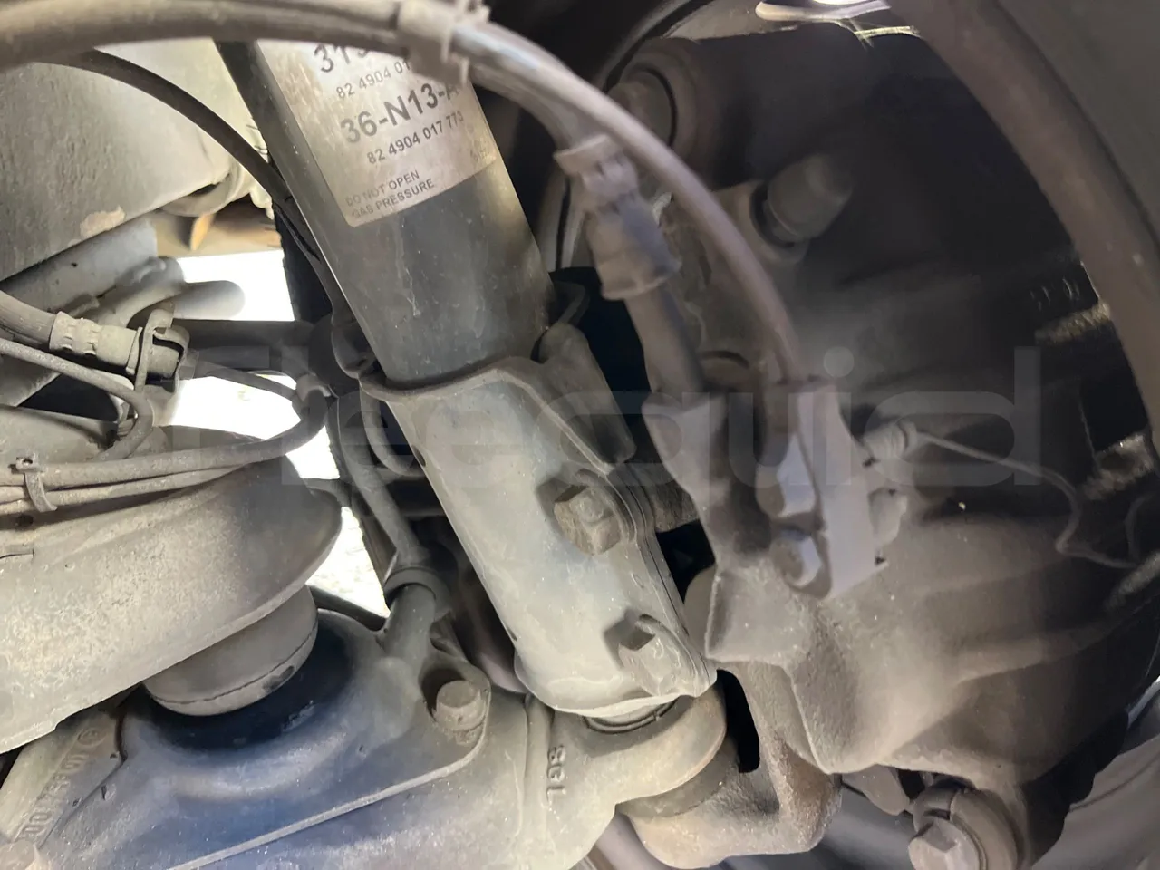 Mercedes-Benz Sprinter AGMB 416CDI/ Euro 3 - 115kW - 6.995 Mt - front brake calipers left