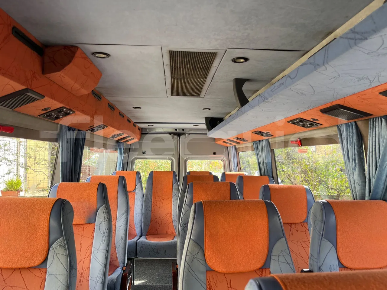 Mercedes-Benz Sprinter AGMB 416CDI/ Euro 3 - 115kW - 6.995 Mt - reverse view middle aisle