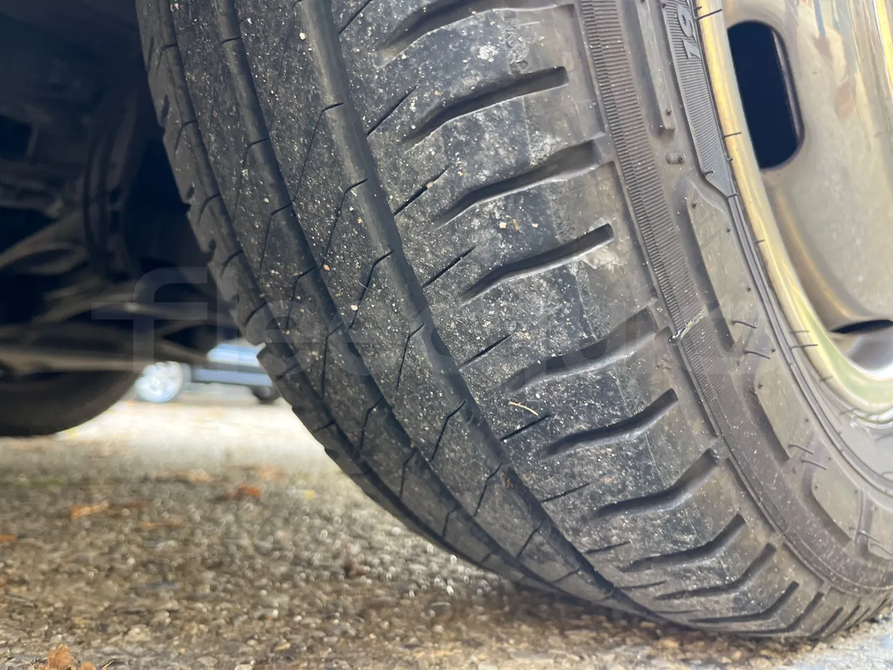 Mercedes-Benz Sprinter AGMB 416CDI/ Euro 3 - 115kW - 6.995 Mt - tread condition front tires right