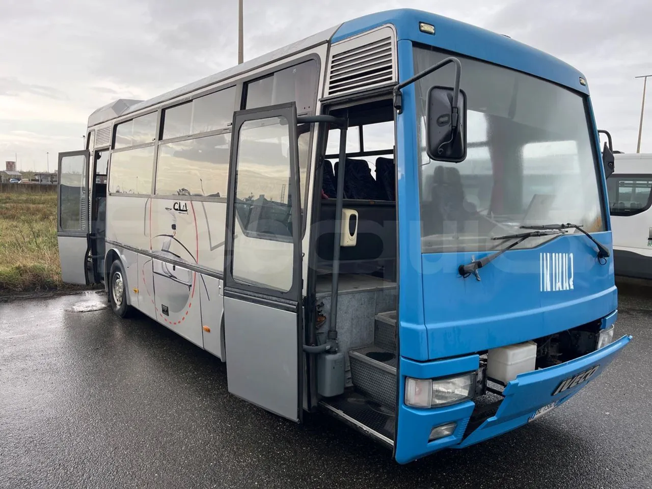 Iveco Orlandi Poker 315E -  EUR1 - 130kW - 7.580m - 3/4 right front doors open
