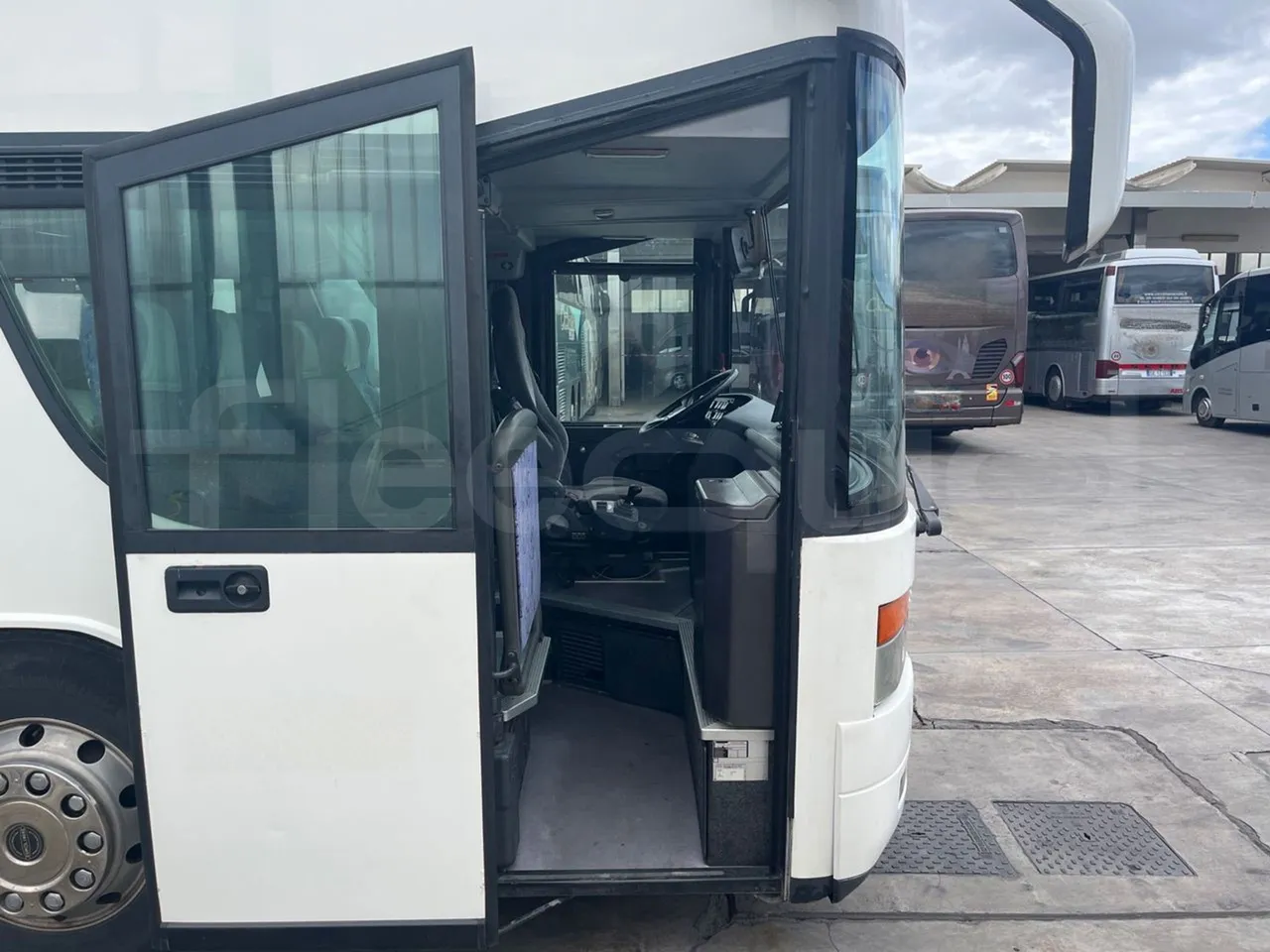 Setra S328 DT - EUR2 - 385kW -12m - front door 1 open