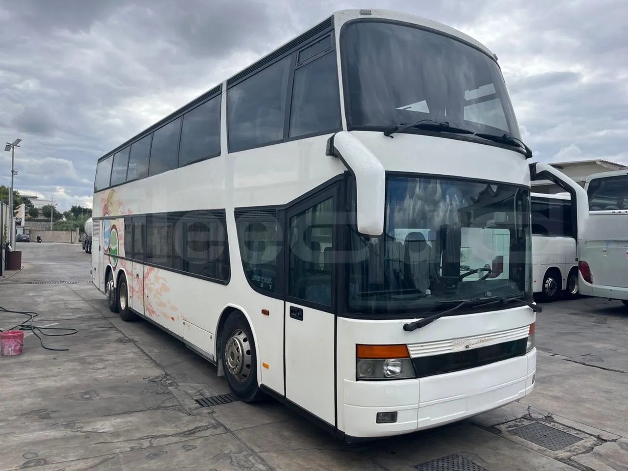 Setra S328 DT - EUR2 - 385kW -12m - 3/4 front right doors (mandatory for bus to scrap)
