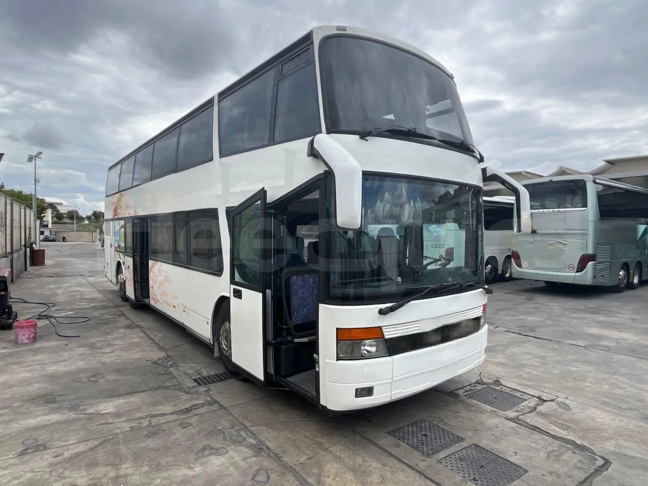 Setra S328 DT - EUR2 - 385kW -12m - 3/4 right front doors open