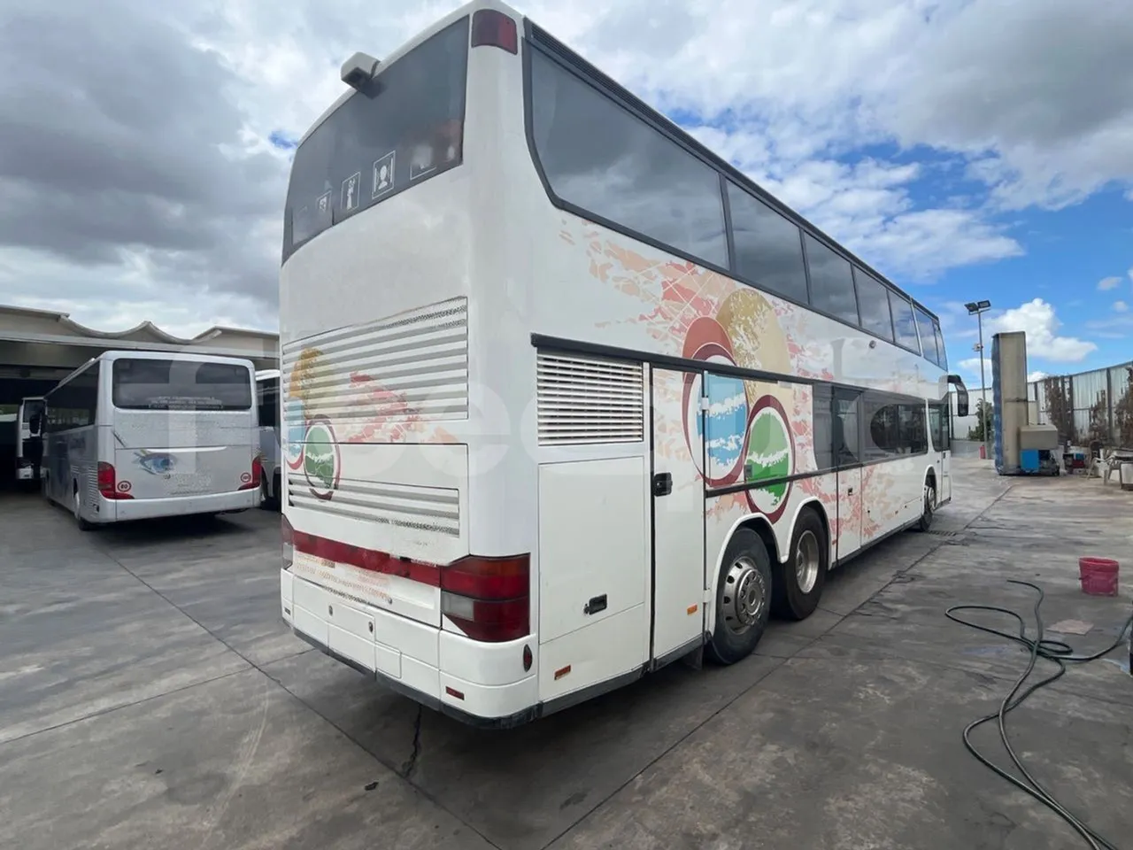 Setra S328 DT - EUR2 - 385kW -12m - 3/4 right rear doors closed