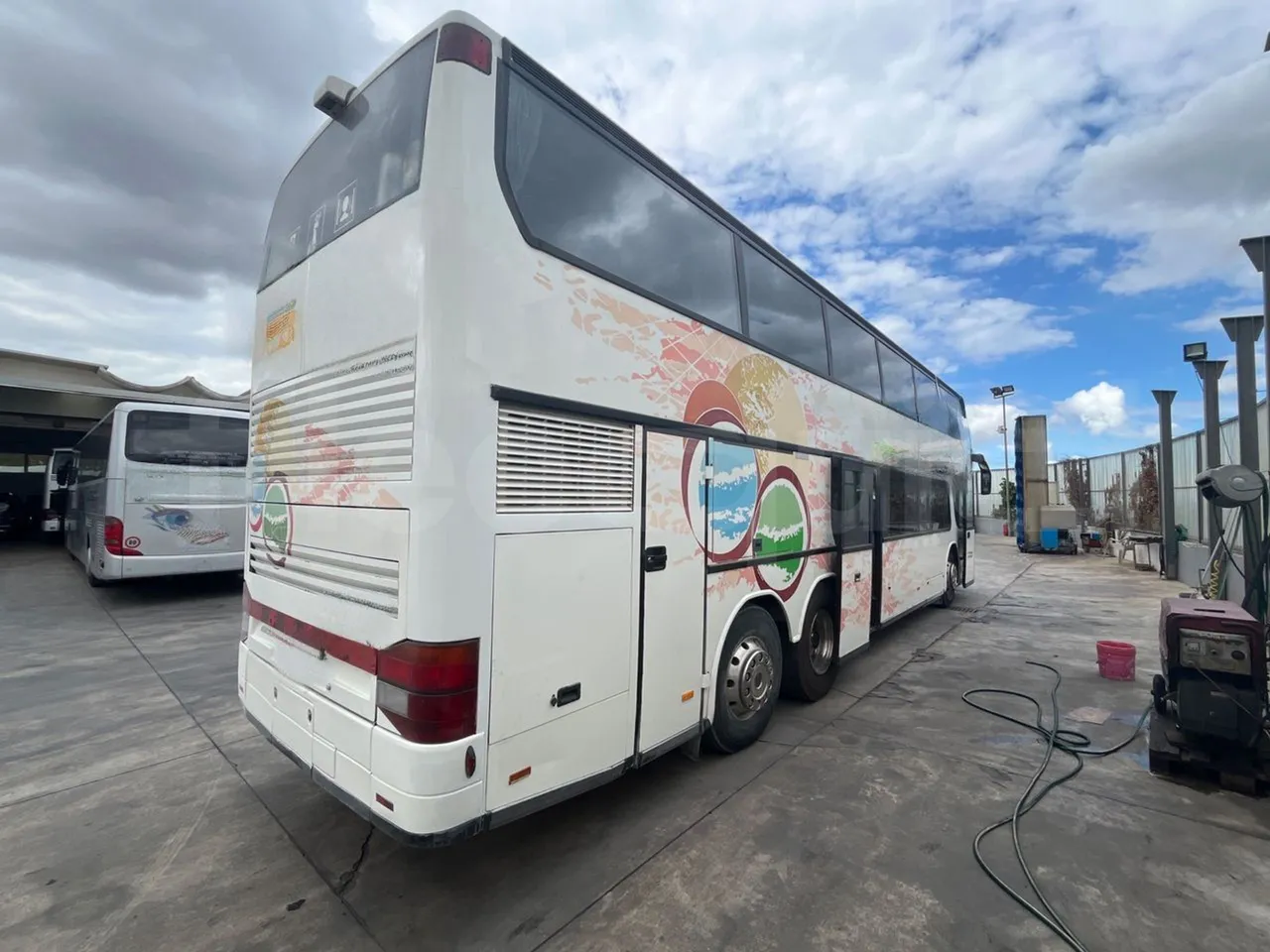 Setra S328 DT - EUR2 - 385kW -12m - 3/4 right rear doors open