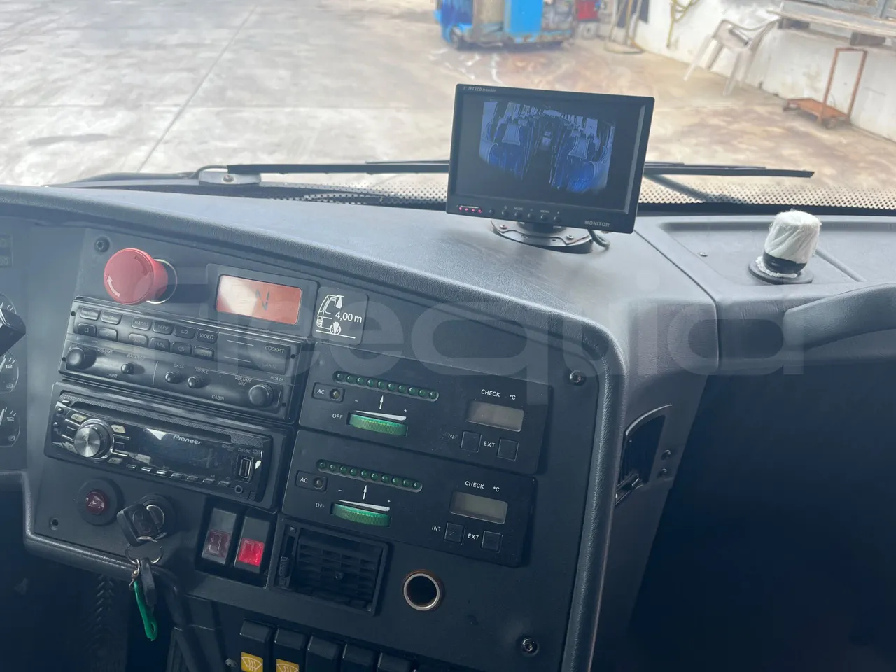 Setra S328 DT - EUR2 - 385kW -12m - radio accessories photo