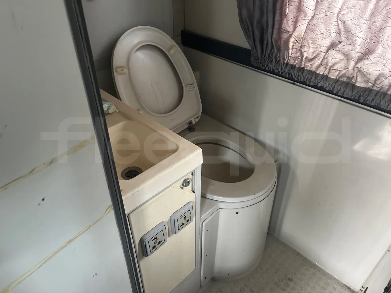Setra S328 DT - EUR2 - 385kW -12m - toilette accessories photo