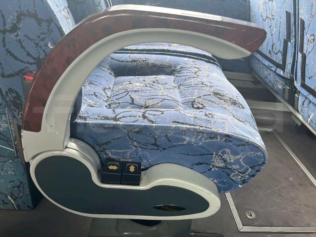Setra S328 DT - EUR2 - 385kW -12m - armrest detail photo