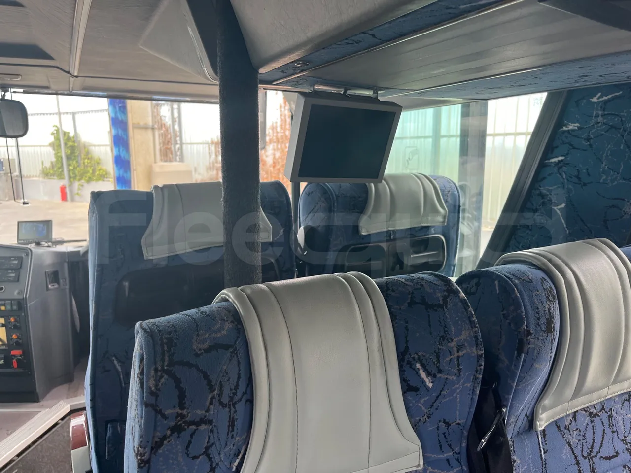 Setra S328 DT - EUR2 - 385kW -12m - monitor detail photo