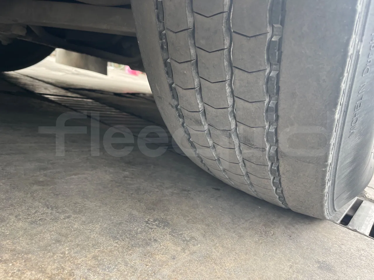 Setra S328 DT - EUR2 - 385kW -12m - tread condition front tires right