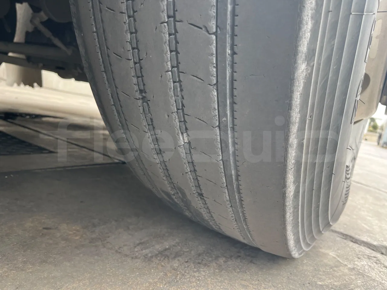 Setra S328 DT - EUR2 - 385kW -12m - tread condition second axle tires right