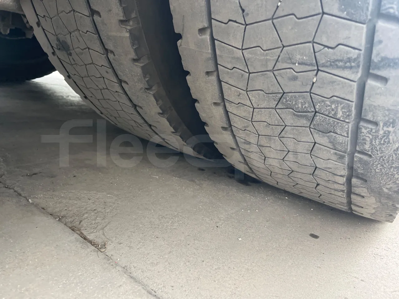 Setra S328 DT - EUR2 - 385kW -12m - tread condition third axle tires left