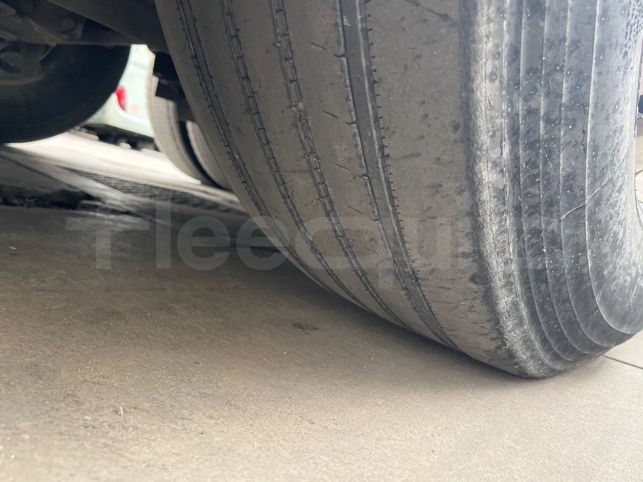 Setra S328 DT - EUR2 - 385kW -12m - tread condition third axle tires right
