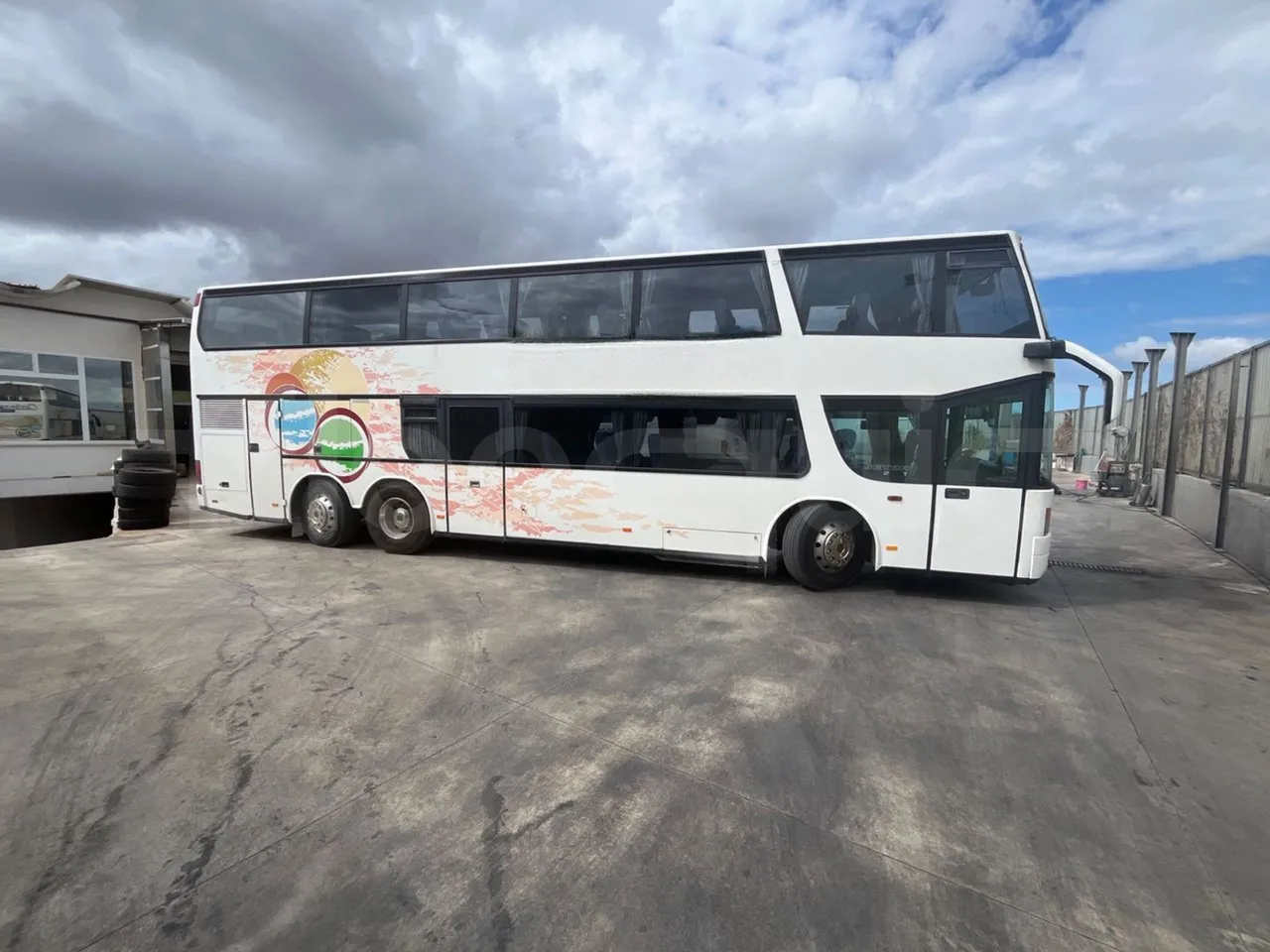 Setra S328 DT - EUR2 - 385kW -12m - right side doors closed