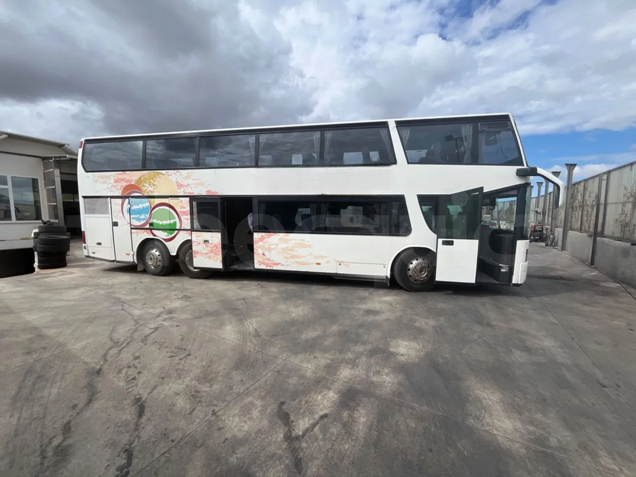 Setra S328 DT - EUR2 - 385kW -12m - right side doors open