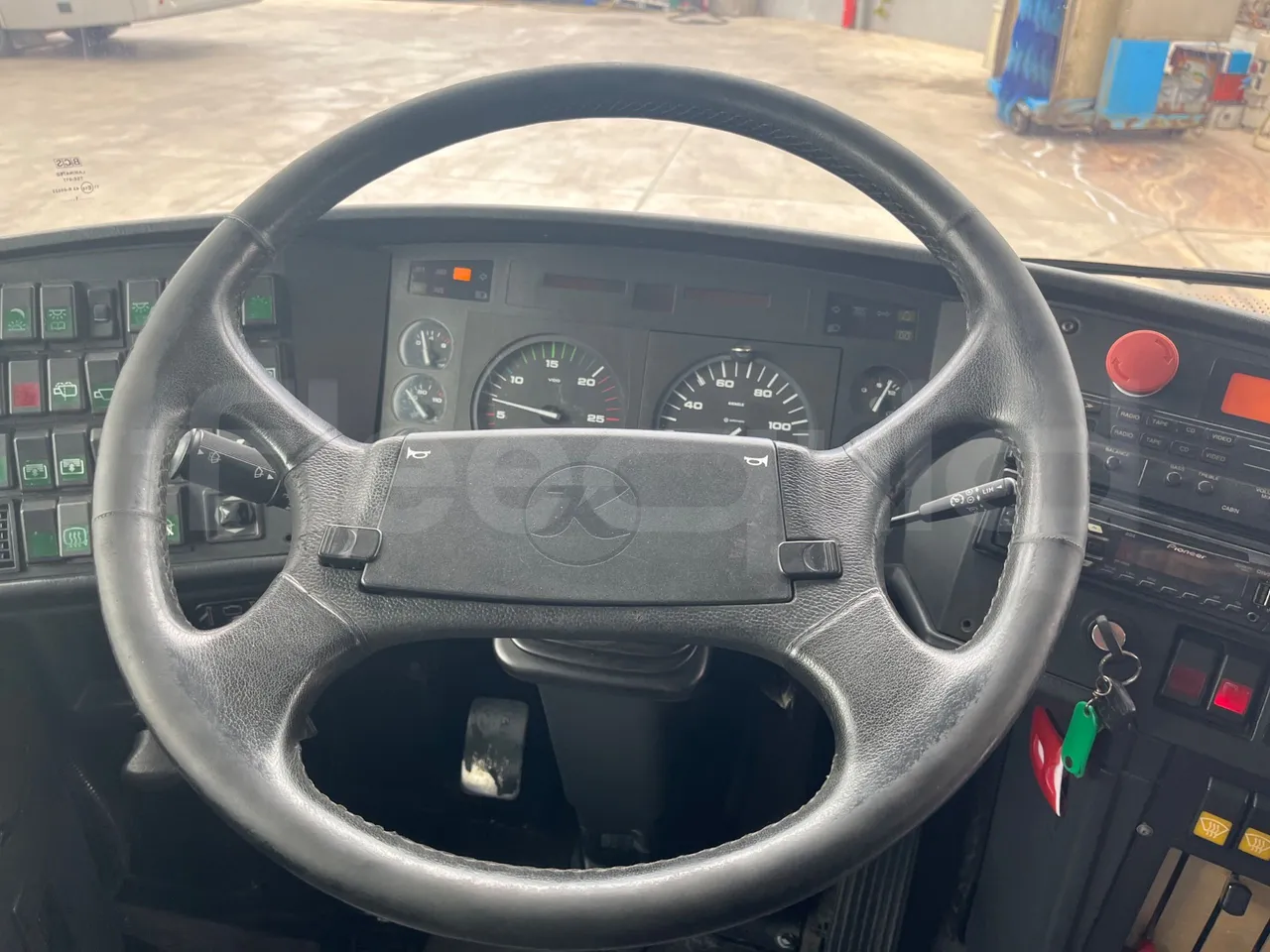 Setra S328 DT - EUR2 - 385kW -12m - steering wheel photo