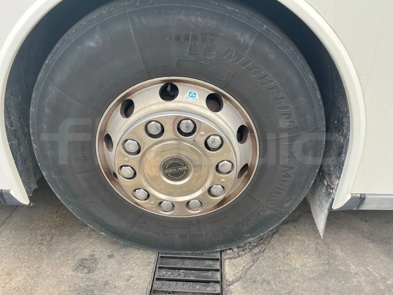 Setra S328 DT - EUR2 - 385kW -12m - front left tire measurements