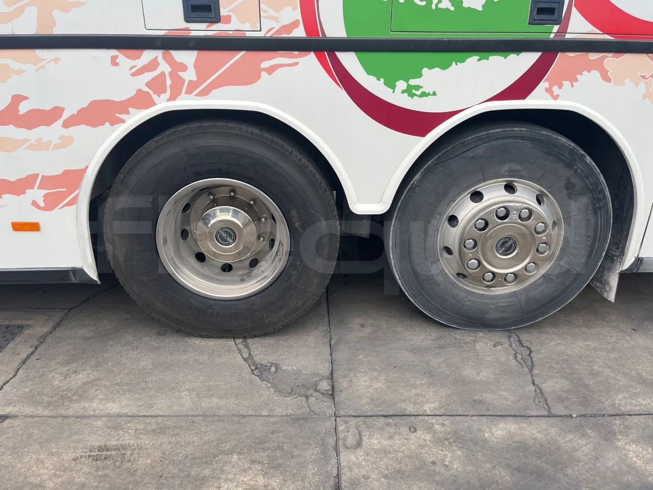 Setra S328 DT - EUR2 - 385kW -12m - rear left tire photo