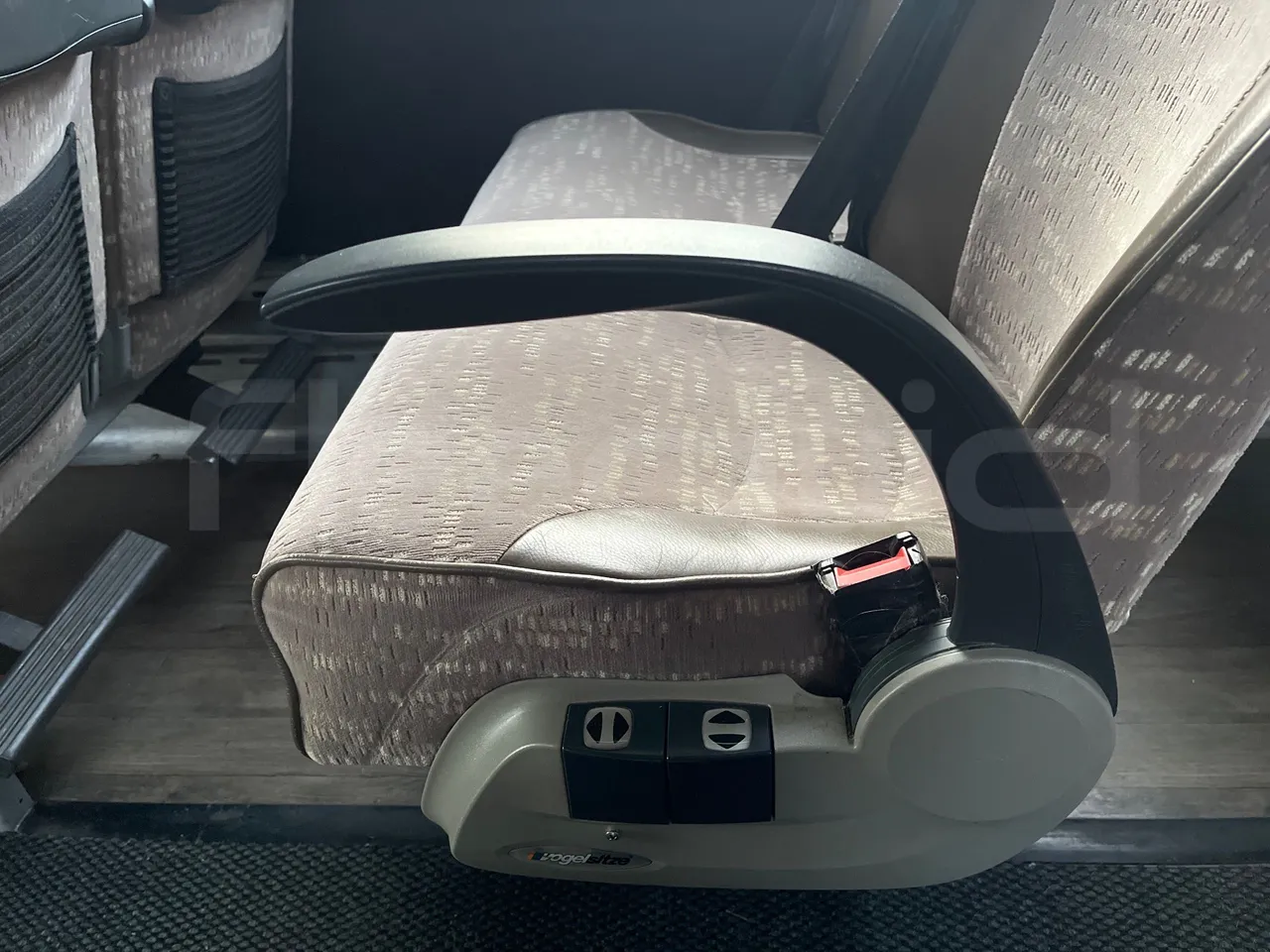 Vdl Bova Futura FHD 127-365T ES - armrest detail photo