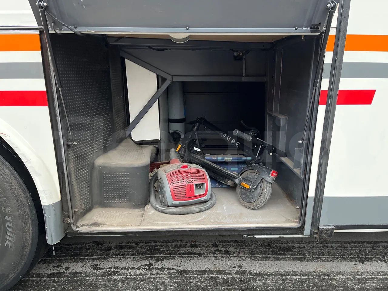 Vdl Bova Futura FHD 127-365T ES - external compartments photo