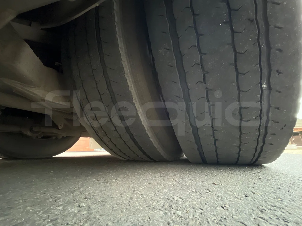 Vdl Bova Futura FHD 127-365T ES - tread condition front tires left