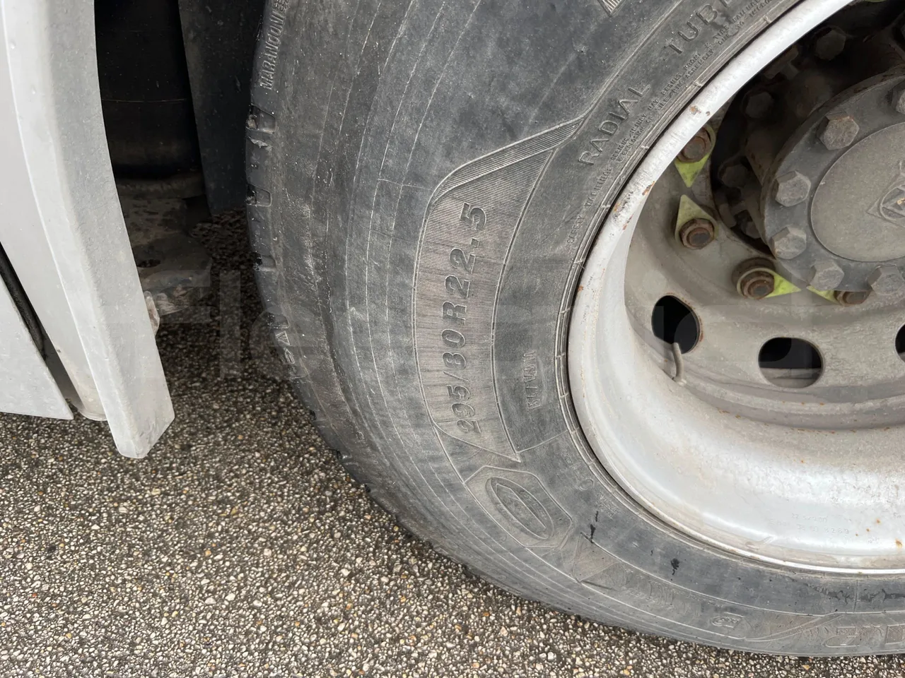 Temsa Safari RD R A T-I53 - Euro 5 - 266 kw - 12.200 mt - tread condition front tires right