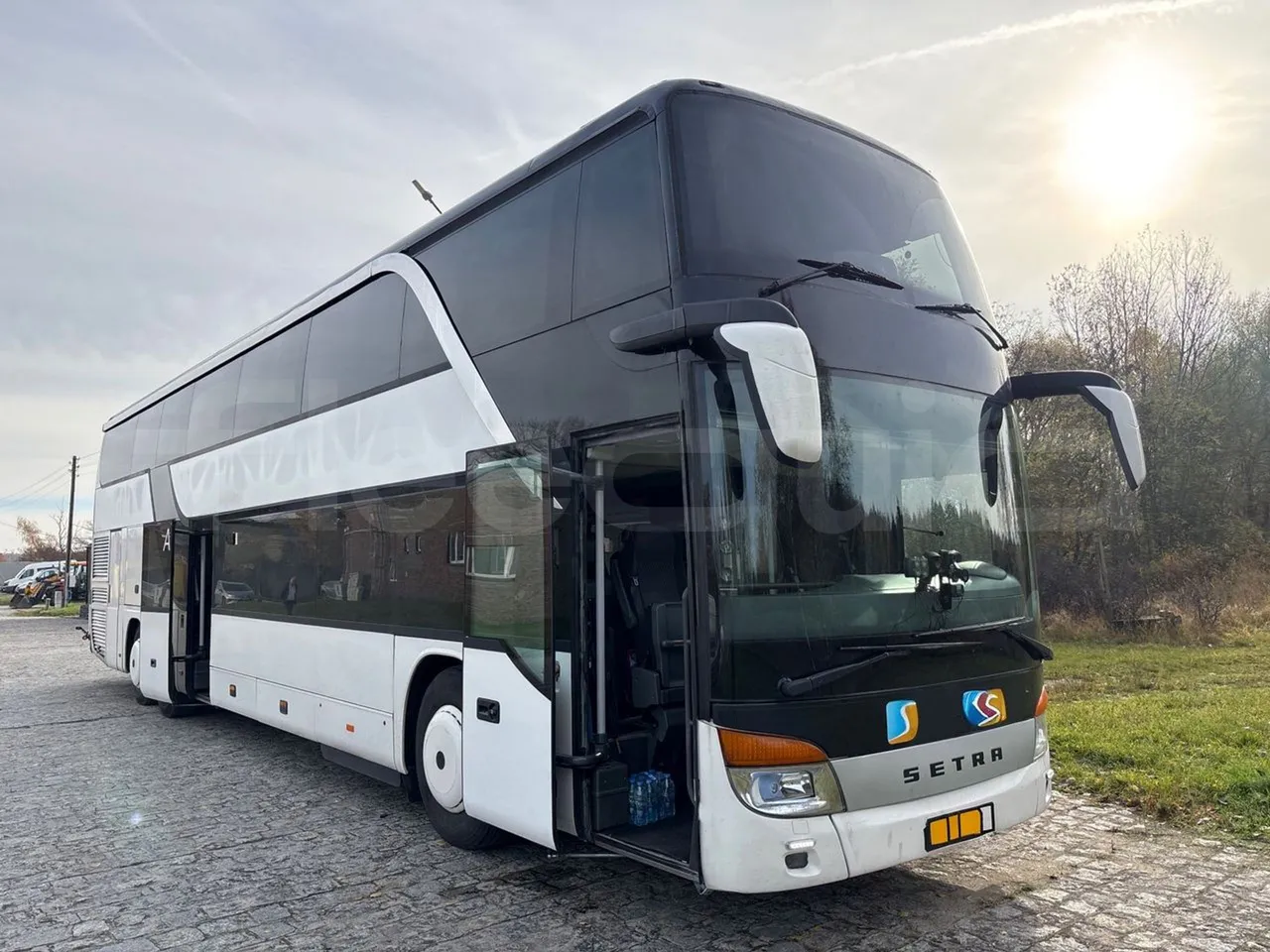 Setra S431 DT - EURO5 - 375kwH - 13.89m - 3/4 right front doors open