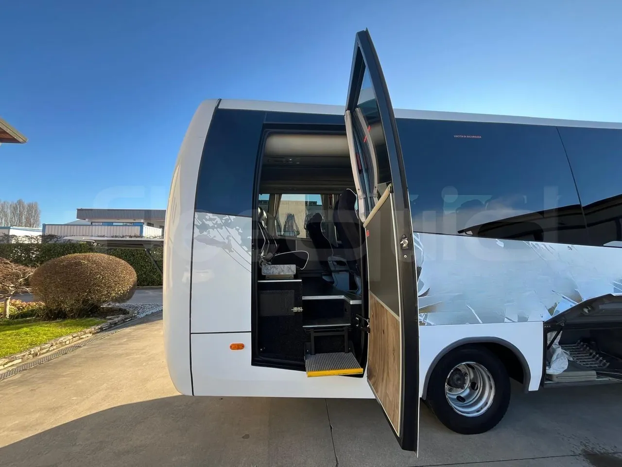 Iveco Mago2 M2IV - EUR6 - 162kW - 8.850m - front door 2 open