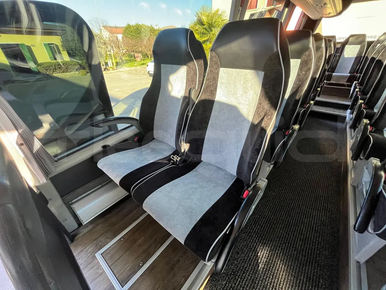 Iveco Mago2 M2IV - EUR6 - 162kW - 8.850m - armrest detail photo